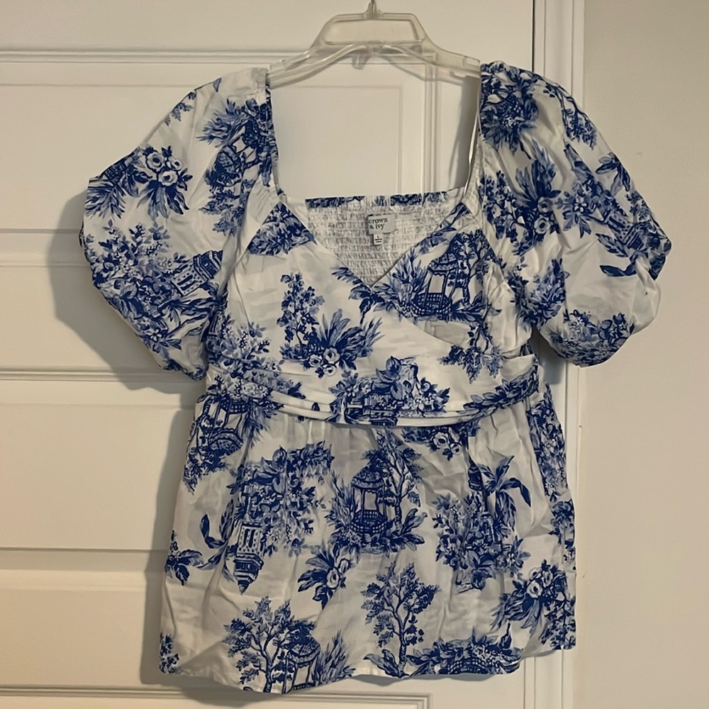 Crown & Ivy ruffle top, blue and white print size L